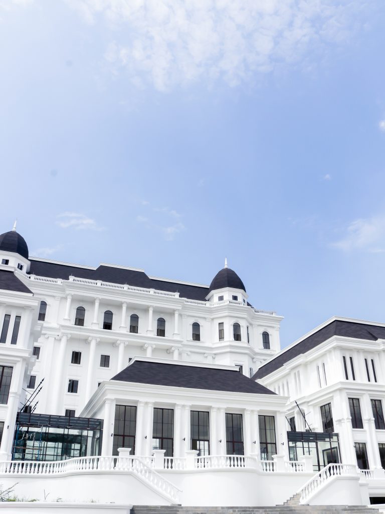Gedung Universitas Pariwisata Indonesia IPTI – Kampus Tedja Indonesia dengan desain arsitektur modern klasik.