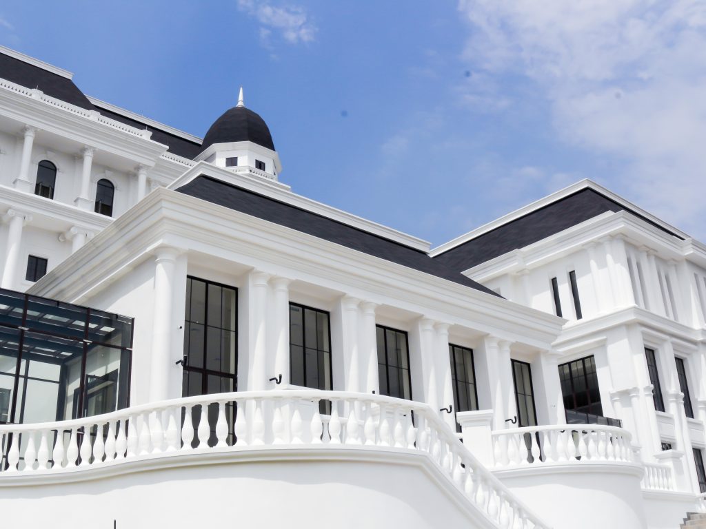 Gedung Universitas Pariwisata Indonesia IPTI – Kampus Tedja Indonesia dengan desain arsitektur modern klasik.