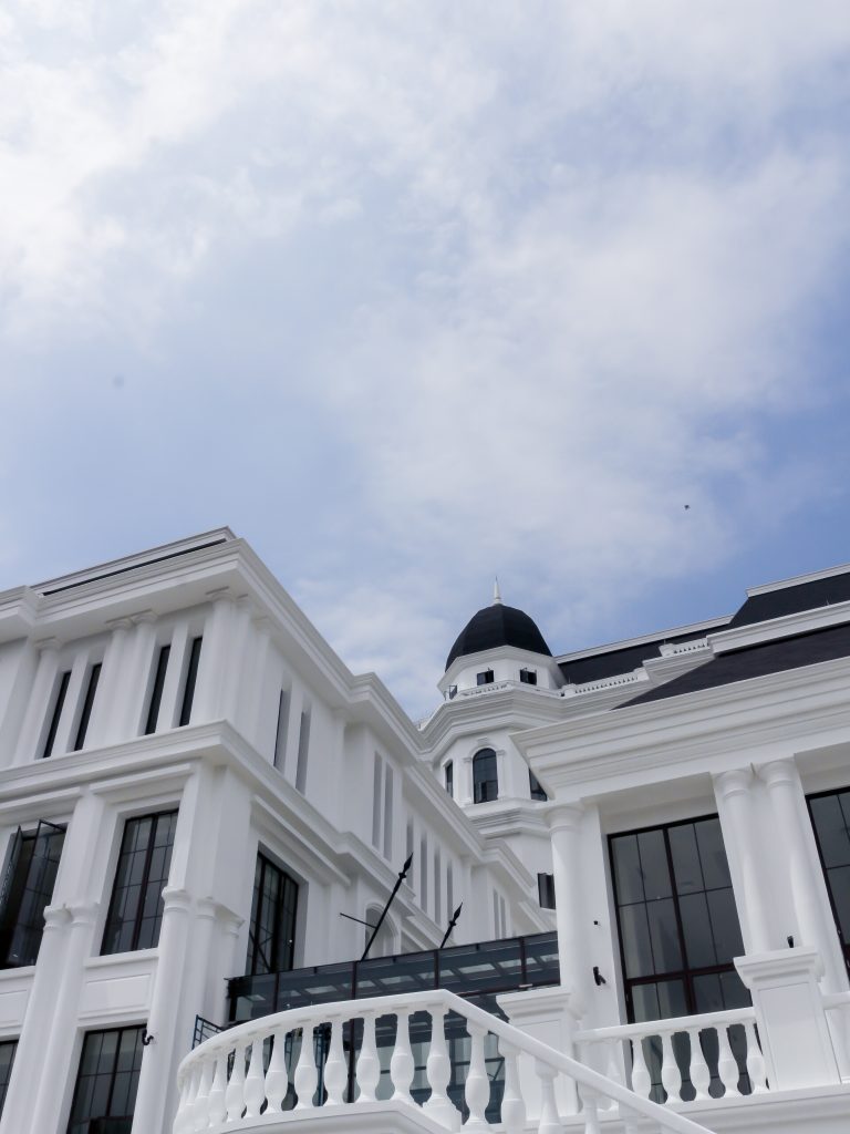 Gedung Universitas Pariwisata Indonesia IPTI – Kampus Tedja Indonesia dengan desain arsitektur modern klasik.