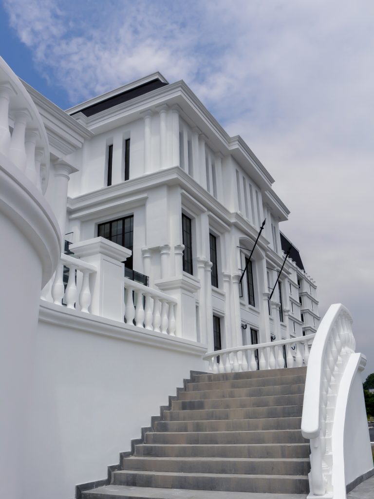 Gedung Universitas Pariwisata Indonesia IPTI – Kampus Tedja Indonesia dengan desain arsitektur modern klasik.