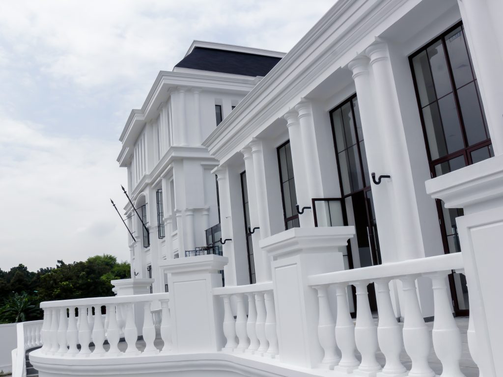 Gedung Universitas Pariwisata Indonesia IPTI – Kampus Tedja Indonesia dengan desain arsitektur modern klasik.