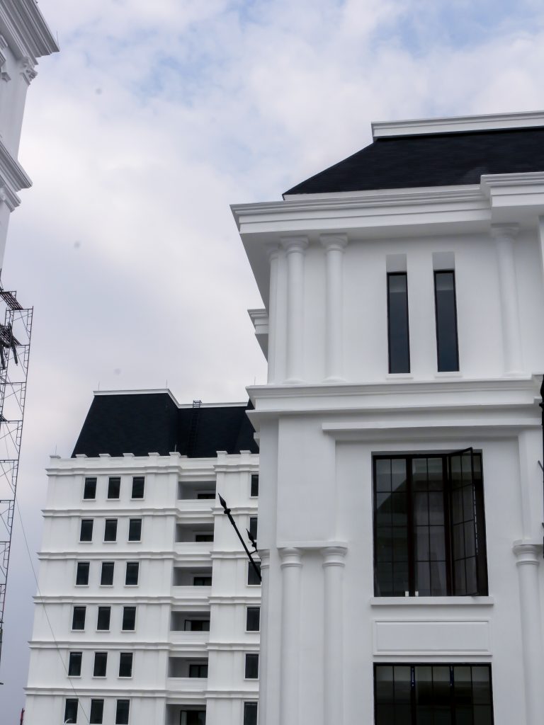 Gedung Universitas Pariwisata Indonesia IPTI – Kampus Tedja Indonesia dengan desain arsitektur modern klasik.