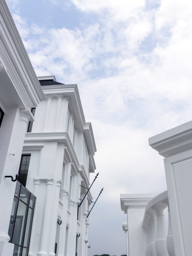 Gedung Universitas Pariwisata Indonesia IPTI – Kampus Tedja Indonesia dengan desain arsitektur modern klasik.