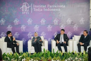 Diskusi panel di Open House IPTI Institut Pariwisata Tedja Indonesia, dengan backdrop logo dan nama lembaga